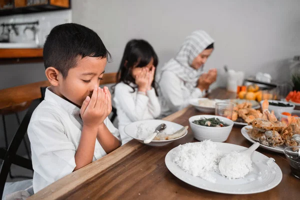 Müslüman aile dua ediyor. — Stok fotoğraf