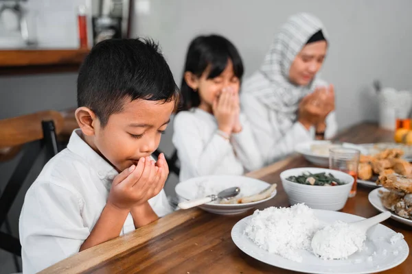 Família muçulmana rezando — Fotografia de Stock