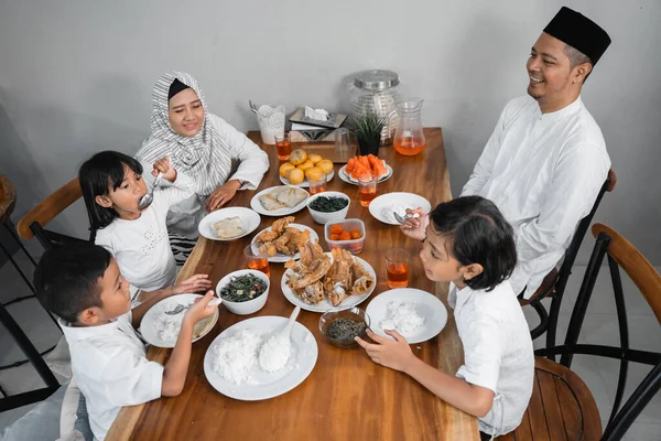 Iftar makan malam di Ramadan — Stok Foto