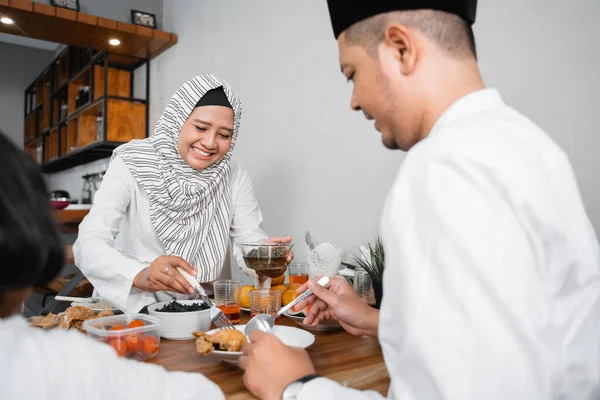 Familie bricht das Fasten — Stockfoto