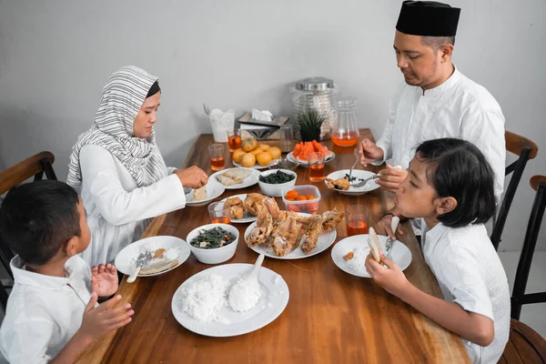 Muçulmano asiático família ter sahoor ou sahur — Fotografia de Stock