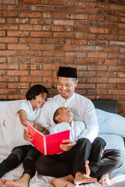 Anak-anak dan ayah di rumah membaca buku — Stok Foto