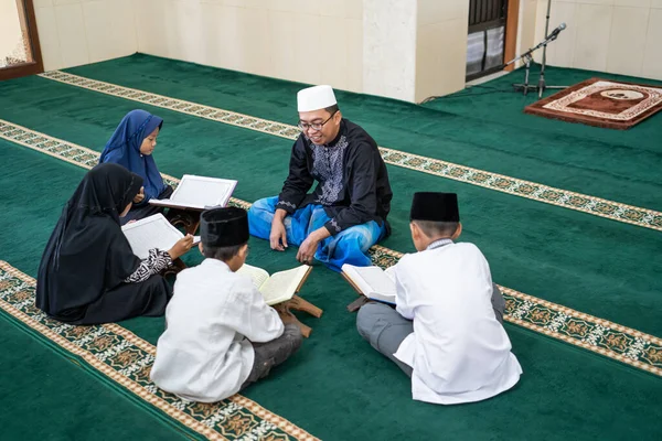 Dziecko uczy się czytać Koran — Zdjęcie stockowe