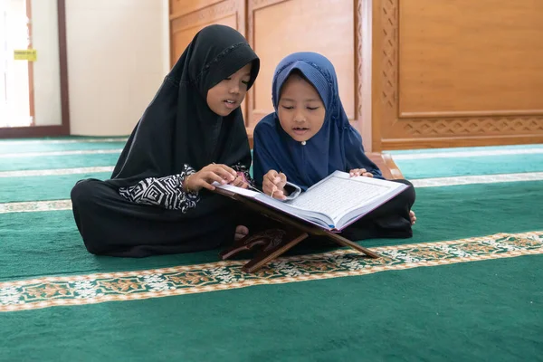 Dziecko muzułmanin czyta Koran — Zdjęcie stockowe