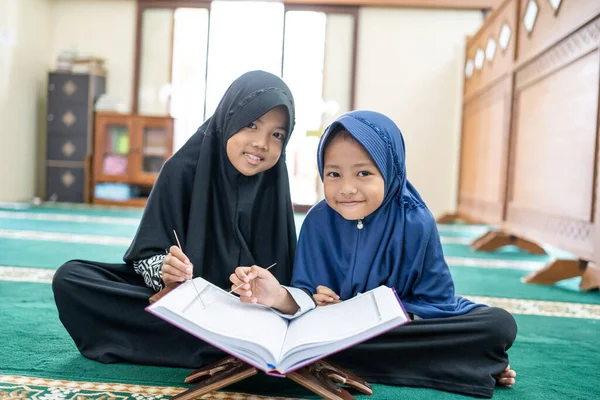 Müslüman Asyalı çocuk Kuran okuyor. — Stok fotoğraf