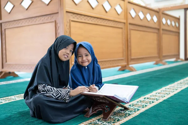 穆斯林亚洲人孩子读昆兰文 — 图库照片
