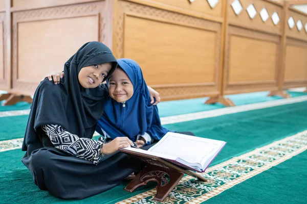 모슬렘 아시아인 아이가 쿠란을 읽고 있어요 — 스톡 사진