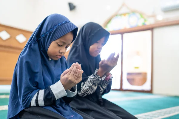 Dziecko muzułmanin modląc się do Boga — Zdjęcie stockowe