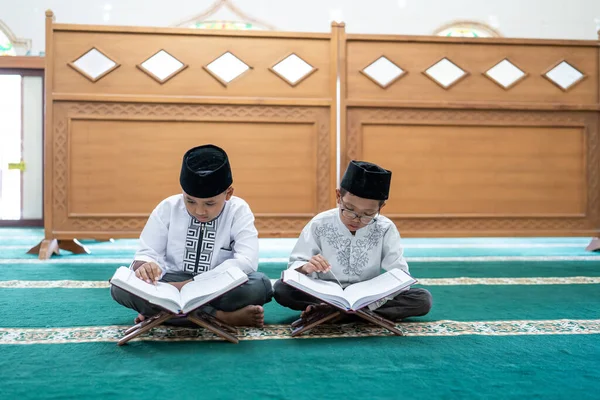 Dítě muslim čtení quran — Stock fotografie