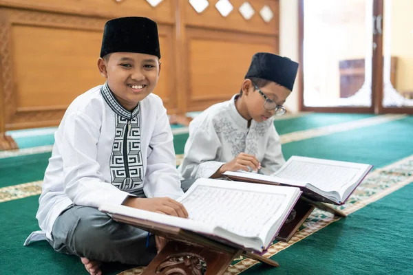 Muzułmański azjatycki dzieciak najlepszy przyjaciel czytanie Koran — Zdjęcie stockowe