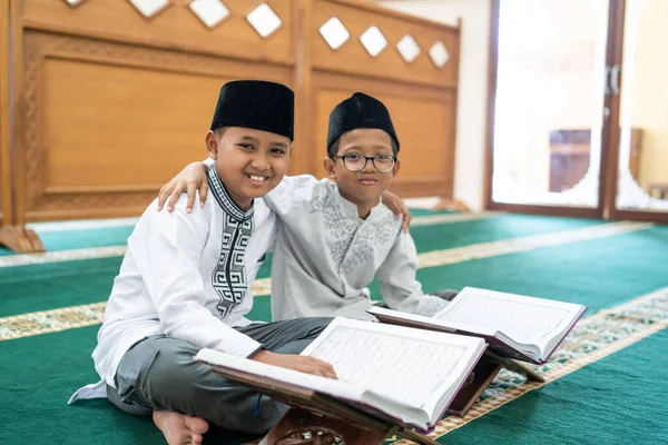 Muçulmano ásia criança melhor amigo leitura quran — Fotografia de Stock