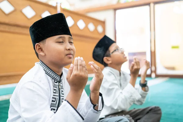 Niño musulmán rezando a Dios —  Fotos de Stock