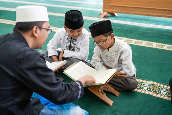 Enseigner aux enfants musulmans à lire le Coran — Photo