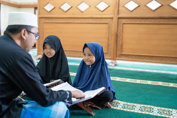 Διδασκαλία παιδί μουσουλμάνος να διαβάσει Quran — Φωτογραφία Αρχείου