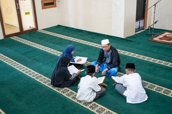 이슬람 아이들에게 쿠란어를읽는 법을 가르치는 모습 — 스톡 사진