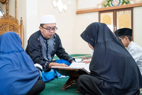 Anak belajar membaca quran — Stok Foto