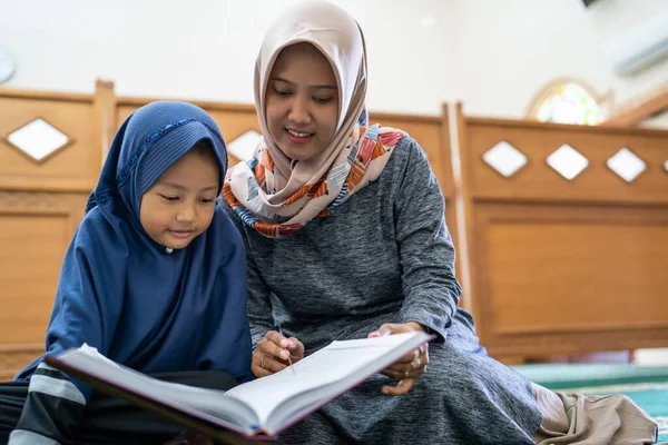 Ребенок учится читать куран — стоковое фото