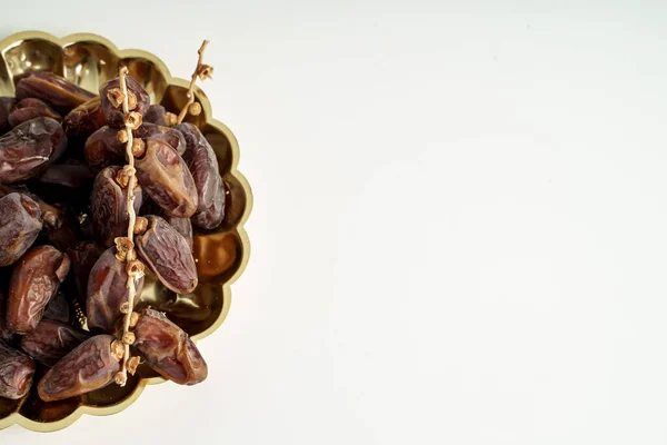 과일을 감싼 대추야자 — 스톡 사진
