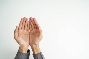 İslam kültüründe dua ederken elini aç.