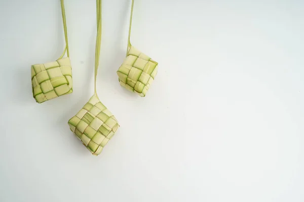 Ketupat über Weiß — Stockfoto