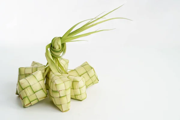 Ketupat na białym — Zdjęcie stockowe