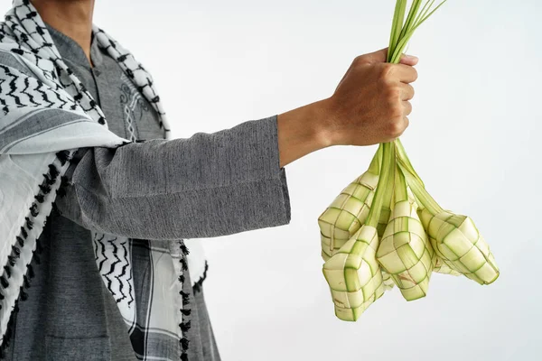 Hand hold ketupat — Stock Photo, Image