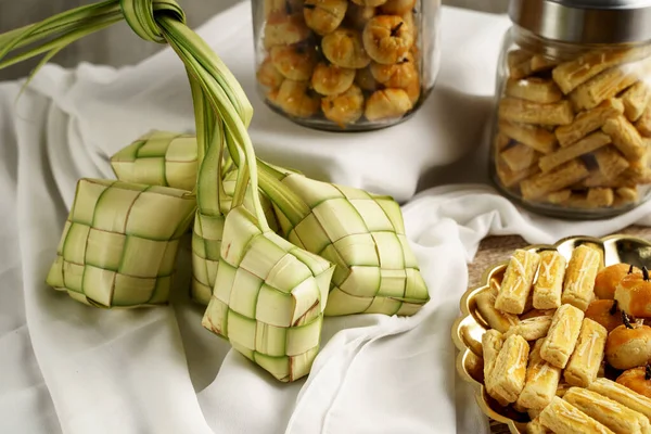 Ketupat und Snacks für eid mubarak — Stockfoto