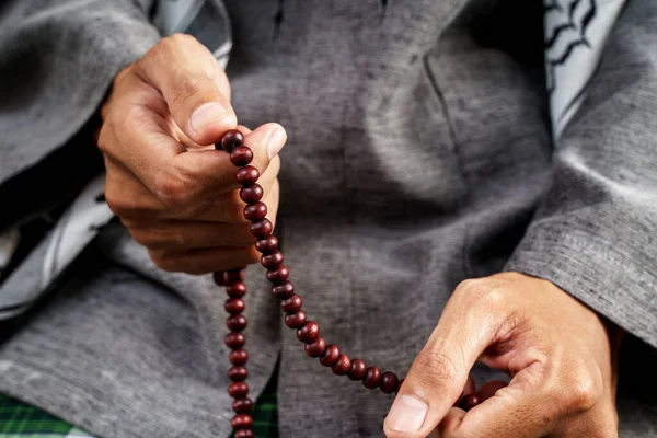 Hand öppen arm medan be i islamisk kultur — Stockfoto