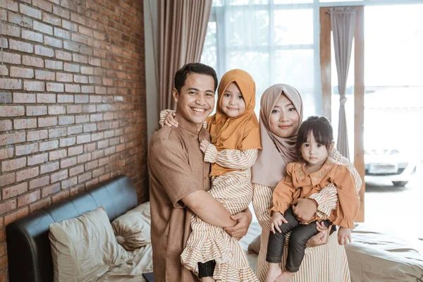 Hermosa familia musulmana sonriendo — Foto de Stock