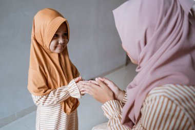 Kızım annesinden af diliyor.