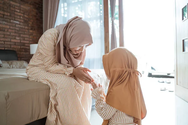 Tochter bittet Mutter um Vergebung — Stockfoto