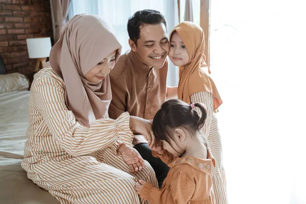 Família muçulmana cumprimentar — Fotografia de Stock