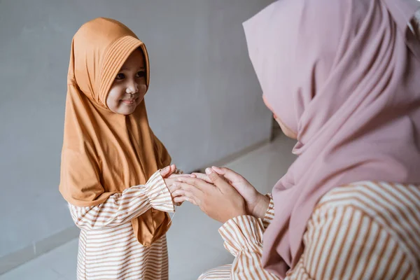 Putri meminta pengampunan dari ibu — Stok Foto