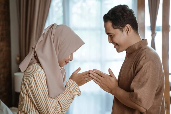 Muslim man and woman asking for forgiveness — Stock Photo, Image