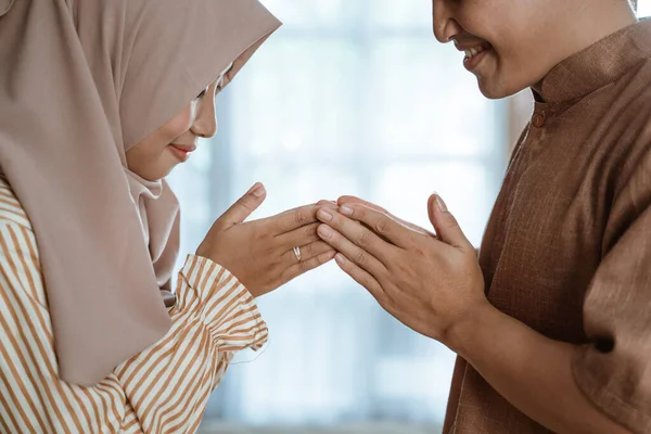 मुस्लिम आदमी और महिला क्षमा मांग रहे हैं — स्टॉक फ़ोटो, इमेज