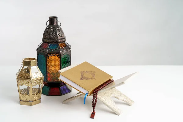 Holy quran and arabic lantern background — Stock Photo, Image