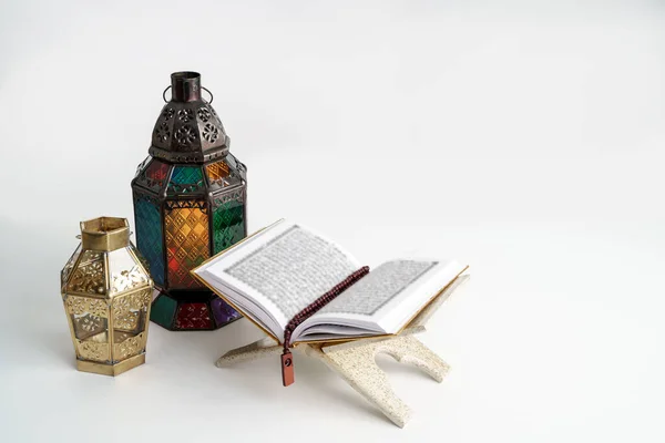 Quran arab lucerna a modlit korálky pozadí — Stock fotografie