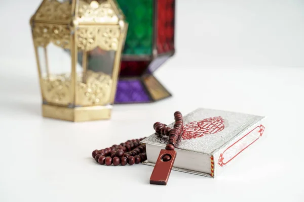 神圣的古兰经和阿拉伯灯笼背景 — 图库照片
