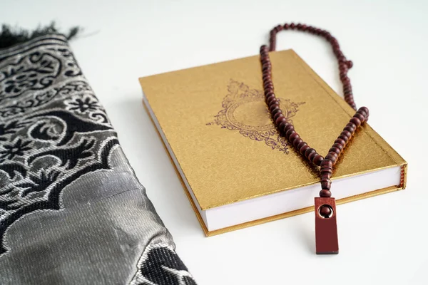 Islamic Holy Book Quran with prayer beads — Stock Photo, Image