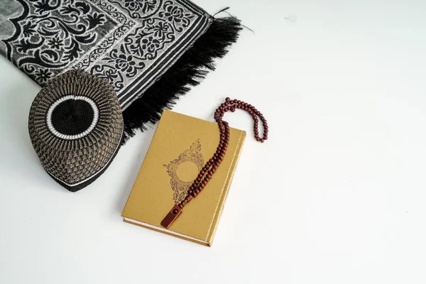 伊斯兰圣经上有祈祷珠子的古兰经 — 图库照片