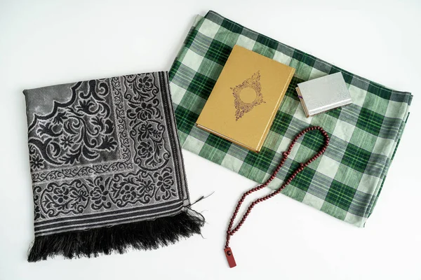 《古兰经》与念珠。穆斯林玫瑰 — 图库照片