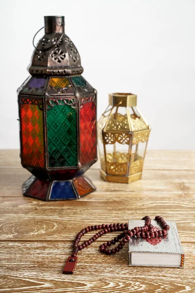 Kuran Arap feneri ve dua boncukları arka planda — Stok fotoğraf