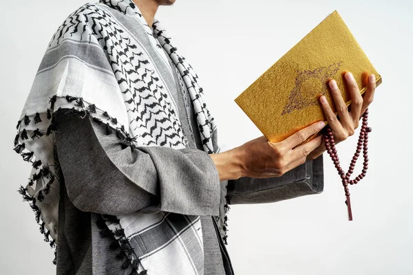 Male gesture holding quran and prayer beads — Stock Photo, Image