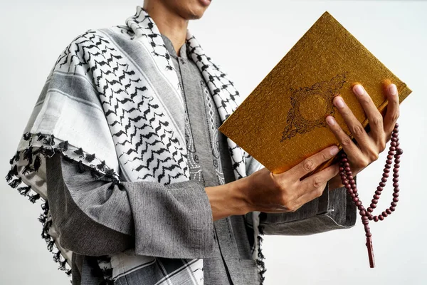 Muslim male reading quran — Stock Photo, Image