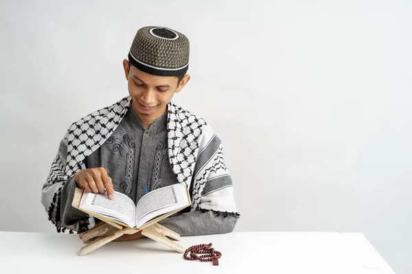 Muzułmanin mężczyzna czyta Koran — Zdjęcie stockowe