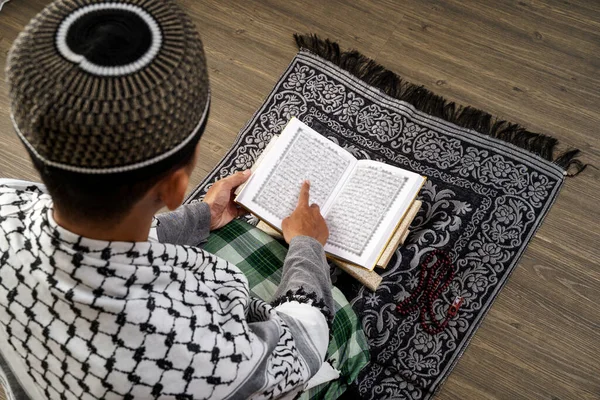 イスラム教徒の男性読書クルアーン — ストック写真