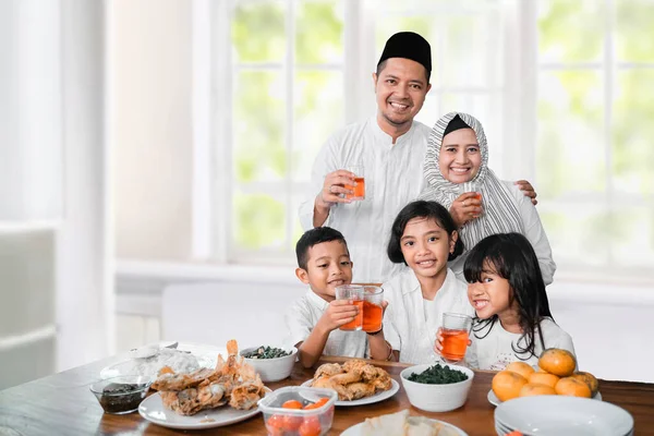 muslim family break fasting