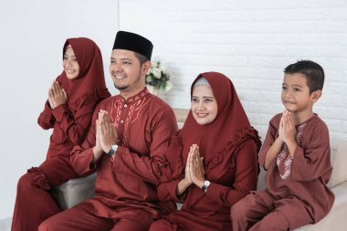 Asyalı aileler mutlu Ramazan Kareem dilerken özür diler.