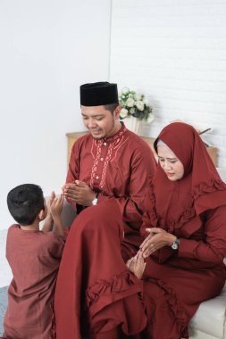 Çocuklar özür dilemek için ebeveynlerinin önünde diz çökün.