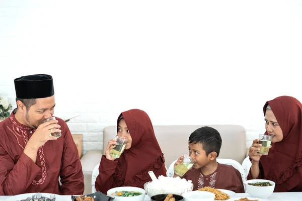 Pausa malaia jejum juntos família — Fotografia de Stock